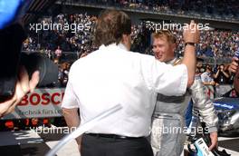 20.05.2007 Klettwitz, Germany,  (right) Mika Häkkinen (FIN), Team HWA AMG Mercedes, AMG Mercedes C-Klasse receives congratulations from Norbert Haug (GER), Sporting Director Mercedes-Benz - DTM 2007 at Eurospeedway Lausitz (Lausitzring)