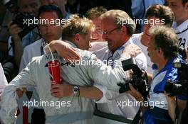 20.05.2007 Klettwitz, Germany,  Mika Häkkinen (FIN), Team HWA AMG Mercedes, Portrait (1st), being congratulated by his manager Didier Cotton - DTM 2007 at Eurospeedway Lausitz (Lausitzring)