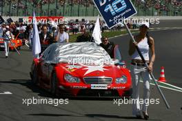 20.05.2007 Klettwitz, Germany,  Mechanics push the car of Alexandros Margaritis (GRC), Persson Motorsport AMG Mercedes, AMG Mercedes C-Klasse, on to the grid - DTM 2007 at Eurospeedway Lausitz (Lausitzring)