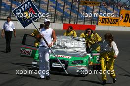 20.05.2007 Klettwitz, Germany,  Mechanics push the car of Vanina Ickx (BEL), TME, Audi A4 DTM, on to the grid - DTM 2007 at Eurospeedway Lausitz (Lausitzring)
