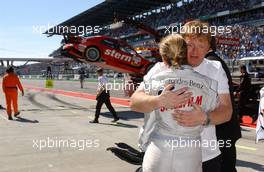 20.05.2007 Klettwitz, Germany,  (left) Susie Stoddart (GBR), Mücke Motorsport AMG Mercedes, AMG Mercedes C-Klasse being greeted very warmely by a teammember. In the background the damaged car of Alexandros Margaritis (GRC), Persson Motorsport AMG Mercedes, AMG Mercedes C-Klasse is being offloaded from the truck. - DTM 2007 at Eurospeedway Lausitz (Lausitzring)