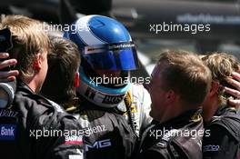 20.05.2007 Klettwitz, Germany,  Mika Häkkinen (FIN), Team HWA AMG Mercedes, Portrait (1st), being congratulates by his mechanics - DTM 2007 at Eurospeedway Lausitz (Lausitzring)