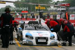 08.06.2007 Fawkham, England,  The car of Lucas Luhr (GER), Audi Sport Team Rosberg, Audi A4 DTM, falling on to the ground during a pitstop without it wheels attached - DTM 2007 at Brands Hatch