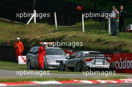 08.06.2007 Fawkham, England,  Alexandre Premat (FRA), Audi Sport Team Phoenix, Audi A4 DTM, being towed after a spin - DTM 2007 at Brands Hatch