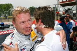 09.06.2007 Fawkham, England,  Axel Randolph (GER), Race Engineer of Mika Hakkinen, congratulates Mika Häkkinen (FIN), Team HWA AMG Mercedes, Portrait, with his pole position - DTM 2007 at Brands Hatch