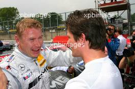 09.06.2007 Fawkham, England,  Mika Häkkinen (FIN), Team HWA AMG Mercedes, Portrait, is congratulated with his pole position by Axel Randolph (GER), Race Engineer of Mika Hakkinen - DTM 2007 at Brands Hatch