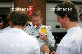 09.06.2007 Fawkham, England,  Mika Häkkinen (FIN), Team HWA AMG Mercedes, Portrait, scored pole position, here chatting with Gerhard Ungar (GER), Chief Designer AMG (left) and Axel Randolph (GER), Race Engineer of Mika Hakkinen (right) - DTM 2007 at Brands Hatch