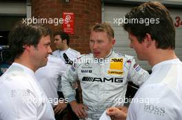 09.06.2007 Fawkham, England,  Mika Häkkinen (FIN), Team HWA AMG Mercedes, Portrait, scored pole position, here chatting with Gerhard Ungar (GER), Chief Designer AMG (left) and Axel Randolph (GER), Race Engineer of Mika Hakkinen (right) - DTM 2007 at Brands Hatch