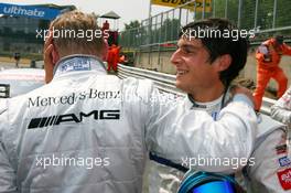 09.06.2007 Fawkham, England,  Bruno Spengler (CDN), Team HWA AMG Mercedes, Portrait (2nd, right), congratulates Mika Häkkinen (FIN), Team HWA AMG Mercedes, Portrait (1st, left) with his pole position - DTM 2007 at Brands Hatch