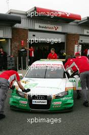 09.06.2007 Fawkham, England,  Mechanics push the car of Adam Carroll (GBR), TME, Audi A4 DTM, back into the pits - DTM 2007 at Brands Hatch