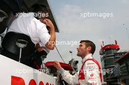 09.06.2007 Fawkham, England,  Martin Tomczyk (GER), Audi Sport Team Abt Sportsline, Portrait, explaining to the team why he spun off during qualifying - DTM 2007 at Brands Hatch