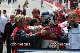 10.06.2007 Fawkham, England,  Martin Tomczyk (GER), Audi Sport Team Abt Sportsline, being congratuled by his team - DTM 2007 at Brands Hatch