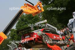 10.06.2007 Fawkham, England,  The car of Martin Tomczyk (GER), Audi Sport Team Abt Sportsline, Audi A4 DTM, being towed away the crash at Druids during the opening lap - DTM 2007 at Brands Hatch