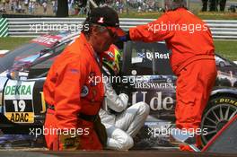 10.06.2007 Fawkham, England,  Paul di Resta (GBR), Persson Motorsport AMG Mercedes, AMG Mercedes C-Klasse, getting out of his car after the crash at Druids in the opening lap - DTM 2007 at Brands Hatch