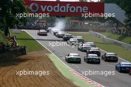 10.06.2007 Fawkham, England,  Start of the race, with the field going up to druids - DTM 2007 at Brands Hatch
