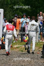 10.06.2007 Fawkham, England,  Mike Rockenfeller (GER), Audi Sport Team Rosberg, and Paul di Resta (GBR), Persson Motorsport AMG Mercedes, walking away from the scene of the accident at Druids during the opening lap - DTM 2007 at Brands Hatch