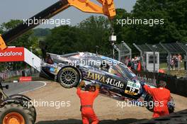 10.06.2007 Fawkham, England,  Car of Paul di Resta (GBR), Persson Motorsport AMG Mercedes, AMG Mercedes C-Klasse, being towed away after the crash at Druids in the opening lap - DTM 2007 at Brands Hatch
