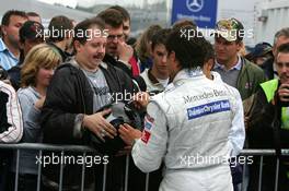 23.06.2007 Nürnberg, Germany,  Pole position for Bruno Spengler (CDN), Team HWA AMG Mercedes, Portrait, signing autographs - DTM 2007 at Norisring