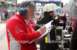 23.06.2007 Nürnberg, Germany,  Race engineer of Vanina Ickx (BEL), TME, Audi A4 DTM making notes. - DTM 2007 at Norisring