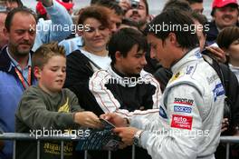 23.06.2007 Nürnberg, Germany,  Bruno Spengler (CDN), Team HWA AMG Mercedes, Portrait (1st), signing autographs for the fans - DTM 2007 at Norisring