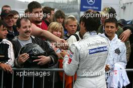 23.06.2007 Nürnberg, Germany,  Pole position for Bruno Spengler (CDN), Team HWA AMG Mercedes, Portrait, being congratulted by friends / public - DTM 2007 at Norisring