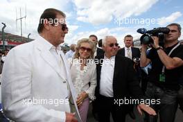 24.06.2007 Nürnberg, Germany,  Roger Moore (GBR), former "James Bond", with his wife, walking over the DTM grin with Hans Werner Aufrecht (GER), Team Chef HWA, ITR President - DTM 2007 at Norisring