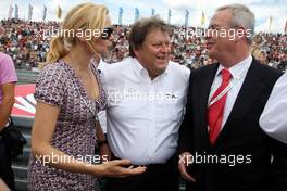 24.06.2007 Nürnberg, Germany,  Veronica Ferres (GER), Actrice, with Norbert Haug (GER), Sporting Director Mercedes-Benz (center) and Prof Dr Martin Winterkorn (GER), Chairman of the Board of Volkswagen AG (right) - DTM 2007 at Norisring