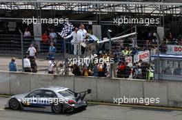 24.06.2007 Nürnberg, Germany,  Racewinner Bruno Spengler (CDN), Team HWA AMG Mercedes, AMG Mercedes C-Klasse is being waved off by former 007, Roger Moore. - DTM 2007 at Norisring