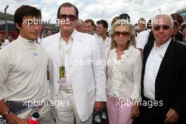 24.06.2007 Nürnberg, Germany,  Roger Moore (GBR), former "James Bond", with his wife, visiting the DTM grid with Bruno Spengler (CDN), Team HWA AMG Mercedes, Portrait (left) and Hans Werner Aufrecht (GER), Team Chef HWA, ITR President (right) - DTM 2007 at Norisring