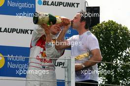 24.06.2007 Nürnberg, Germany,  Podium, Mattias Ekström (SWE), Audi Sport Team Abt Sportsline, Portrait (3rd, left), gives Gerhard Ungar (GER), Chief Designer AMG a drink - DTM 2007 at Norisring