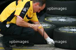 24.06.2007 Nürnberg, Germany,  Dunlop tyre technician checking the tyre temperature - DTM 2007 at Norisring