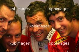 13.07.2007 Scarperia, Italy,  Tom Kristensen (DNK), Audi Sport Team Abt Sportsline, Portrait, with his mechanics - DTM 2007 at Autodromo Internazionale del Mugello