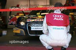 14.07.2007 Scarperia, Italy,  Tom Kristensen (DNK), Audi Sport Team Abt Sportsline, studying the car of Martin Tomczyk (GER), Audi Sport Team Abt Sportsline, Audi A4 DTM - DTM 2007 at Autodromo Internazionale del Mugello