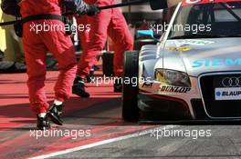 15.07.2007 Scarperia, Italy,  Problems with the right front tyre for Tom Kristensen (DNK), Audi Sport Team Abt Sportsline, Audi A4 DTM, during his first pitstop - DTM 2007 at Autodromo Internazionale del Mugello