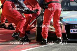 15.07.2007 Scarperia, Italy,  Problems with the right front tyre for Tom Kristensen (DNK), Audi Sport Team Abt Sportsline, Audi A4 DTM, during his first pitstop - DTM 2007 at Autodromo Internazionale del Mugello