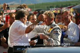 15.07.2007 Scarperia, Italy,  Norbert Haug (GER), Sporting Director Mercedes-Benz (left). congratulates race winner Mika Häkkinen (FIN), Team HWA AMG Mercedes, Portrait (right) - DTM 2007 at Autodromo Internazionale del Mugello