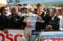 15.07.2007 Scarperia, Italy,  Mika Häkkinen (FIN), Team HWA AMG Mercedes, Portrait (1st), being congratulated by his team - DTM 2007 at Autodromo Internazionale del Mugello