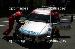 15.07.2007 Scarperia, Italy,  Audi mechanics push the car of Tom Kristensen (DNK), Audi Sport Team Abt Sportsline, Audi A4 DTM, back into the pitbox - DTM 2007 at Autodromo Internazionale del Mugello