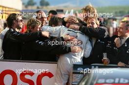15.07.2007 Scarperia, Italy,  Mika Häkkinen (FIN), Team HWA AMG Mercedes, Portrait (1st), being congratulated by his team - DTM 2007 at Autodromo Internazionale del Mugello