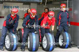 28.07.2007 Zandvoort, The Netherlands,  Audi mechanics with new tyres in tyre warmers - DTM 2007 at Circuit Park Zandvoort