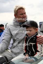 29.07.2007 Zandvoort, The Netherlands,  Mika Hakkinen (FIN), Team HWA AMG Mercedes, AMG Mercedes C-Klasse with his son Hugo at the back of a cabrio during the drivers paradelap. - DTM 2007 at Circuit Park Zandvoort