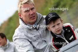 29.07.2007 Zandvoort, The Netherlands,  Mika Hakkinen (FIN), Team HWA AMG Mercedes, AMG Mercedes C-Klasse with his son Hugo at the back of a cabrio during the drivers paradelap. - DTM 2007 at Circuit Park Zandvoort