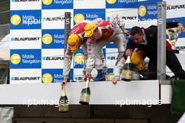 29.07.2007 Zandvoort, The Netherlands,  The Audi men on the podium drop down the champagne bottles for the teammembers. - DTM 2007 at Circuit Park Zandvoort