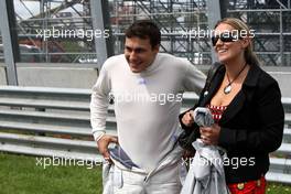 29.07.2007 Zandvoort, The Netherlands,  Gary Paffett (GBR), Persson Motorsport AMG Mercedes, AMG-Mercedes C-Klasse and his wife on the startinggrid. - DTM 2007 at Circuit Park Zandvoort