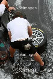 22.09.2007 Barcelona, Spain,  Mechanics washing the Dunlop Sport Maxx tyres. - DTM 2007 at Circuit de Catalunya
