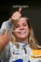 22.09.2007 Barcelona, Spain,  Susie Stoddart (GBR), Mücke Motorsport AMG Mercedes, Portrait, gives her fans thumbs up for the T-shirts with the letters "GO SUSIE" - DTM 2007 at Circuit de Catalunya