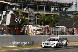 23.09.2007 Barcelona, Spain,  racewinner Jamie Green (GBR), Team HWA AMG Mercedes, AMG Mercedes C-Klasse crosses the finishflag and wins for the very first time a DTM race. - DTM 2007 at Circuit de Catalunya