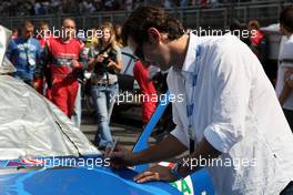23.09.2007 Barcelona, Spain,  Vodafone Mercedes McLaren F1 test driver Pedro de la Rosa (ESP) signed the motorhood of the car of Gary Paffett (GBR), Persson Motorsport AMG Mercedes, AMG-Mercedes C-Klasse. Already more VIP's did the same before this season. The hood will be auctioned for the charity Laureus foundation. - DTM 2007 at Circuit de Catalunya