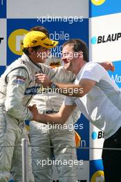 23.09.2007 Barcelona, Spain,  Podium, Gerhard Ungar (GER), Chief Designer AMG, comgratulates Bruno Spengler (CDN), Team HWA AMG Mercedes, Portrait (2nd) - DTM 2007 at Circuit de Catalunya