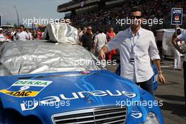 23.09.2007 Barcelona, Spain,  Vodafone Mercedes McLaren F1 test driver Pedro de la Rosa (ESP) signed the motorhood of the car of Gary Paffett (GBR), Persson Motorsport AMG Mercedes, AMG-Mercedes C-Klasse. Already more VIP's did the same before this season. The hood will be auctioned for the charity Laureus foundation. - DTM 2007 at Circuit de Catalunya